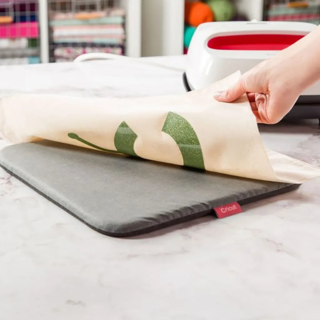 GUNMANSA 2006053 - Cricut EasyPress Mat (30x30cm); Protect your surface area and achieve flawless iron-on applications